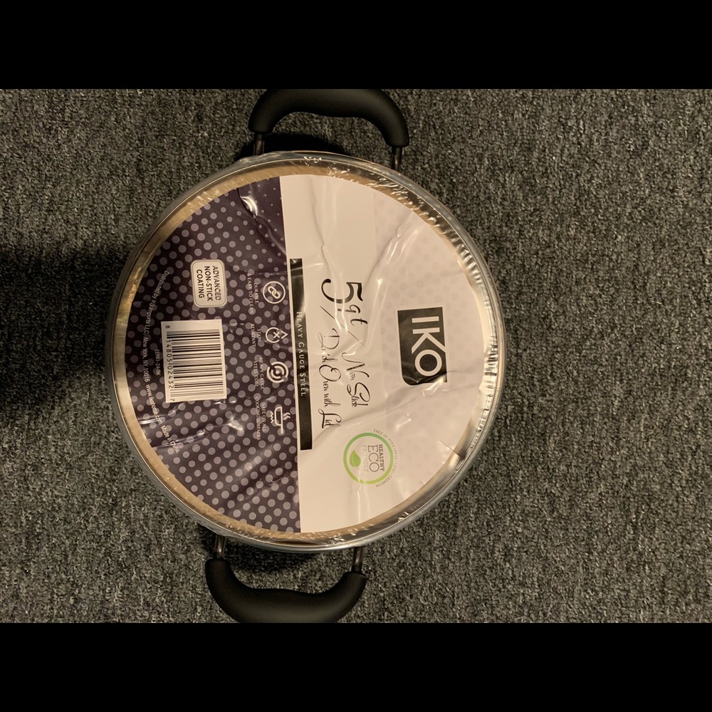 NIP. 5 quart non stick Dutch oven w/lid